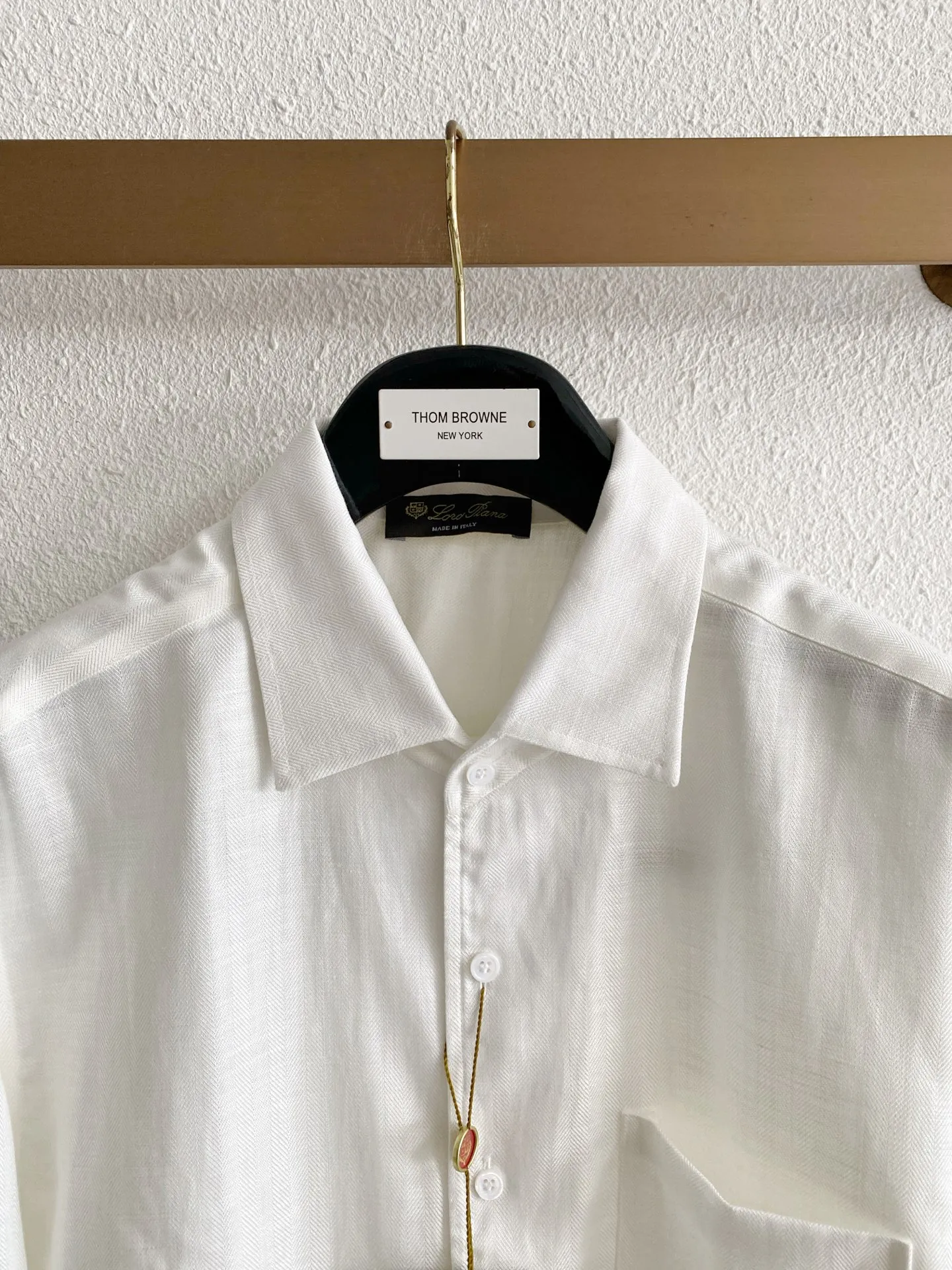 Loro Piana Tencel linen quiet luxury long-sleeved shirt Fabric characteristics: This high-quality fabric is made of Tencel + linen blend. The common ratio is 75% Lyocell Tencel and 25% linen, which takes into account the advantages of the two materials; Linen has its own natural fine texture, breathable and full, and has excellent heat dissipation when worn in spring and summer. It is not easy to sweat and stick to the body in hot weather; Tencel complements the shortcomings of pure linen, which is easy to wrinkle and rough to the touch. The fabric drape is better, feels smooth and soft against the skin, and will not prick the skin; the fabric has a matte high-end texture without dazzling gloss, which is in line with the quiet luxury of old money. Style and details: The collar is neat and standard with a pointed collar, and the collar has been shaped so that it is not easy to fold and collapse in daily life. It is suitable for casual wear with one or two buttons unbuttoned, and can also be neatly matched with a tie for light business scenes; it is loose and slightly dropped at the shoulders, and is very tolerant of body shapes with wide shoulders, slippery shoulders, and fat on the upper body, and the upper body is not tight and loose; The simple single patch pocket on the left chest is an iconic low-key design, which increases practicality without destroying the overall simple look; the cuffs of a regular formal shirt can be rolled up at will to create a casual atmosphere; the arc hem design is suitable for either tucking into the waistband or wearing it outside. Color matching: There are two basic colors in total. Pure white is suitable for bright wearing scenes, and oatmeal color has its own native linen tone, which is more resistant to daily dirt. Sizes:M-4XL